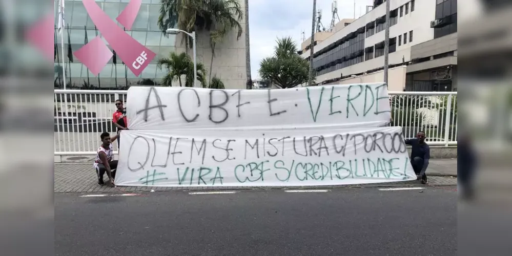 Torcedores do Flamengo protestaram na porta da CBF