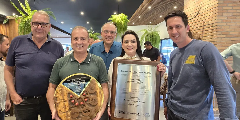 Deputado Moacyr Fadel e prefeita Elisangela celebram oficialização do título