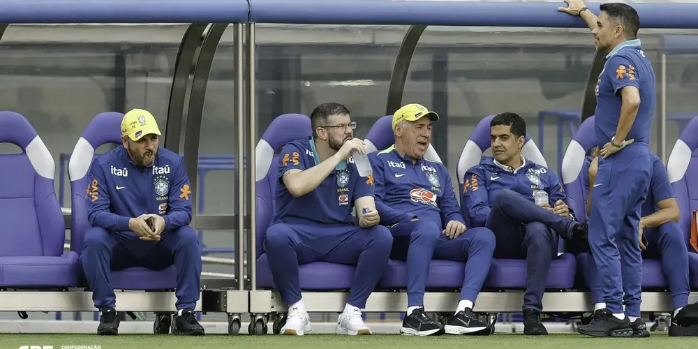 Carlo Ancelotti durante treino da Seleção Brasileira no Japão