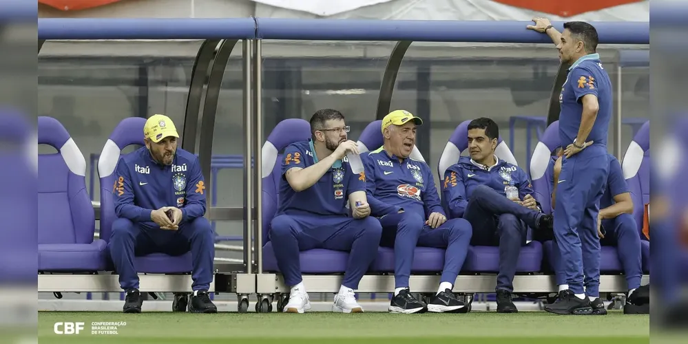Carlo Ancelotti durante treino da Seleção Brasileira no Japão