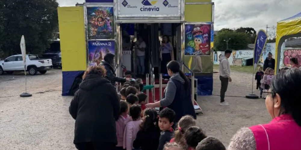 Estreia em Colombo emocionou alunos, professores e gestores locais