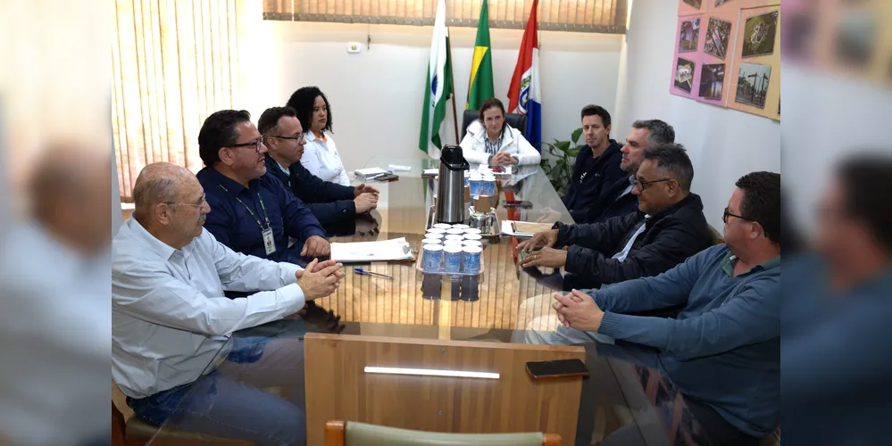 A prefeita Rita Araújo esteve em reunião com representantes da Cohapar.