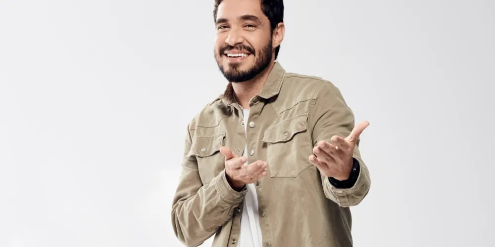 Show de Diogo Almeida pauta rotina de professores com reflexões bem-humoradas; apresentação em Ponta Grossa tem lugares esgotados.