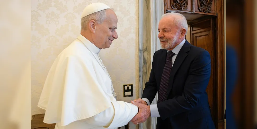 Papa Leão XIV cumprimenta Luiz Inácio Lula da Silva