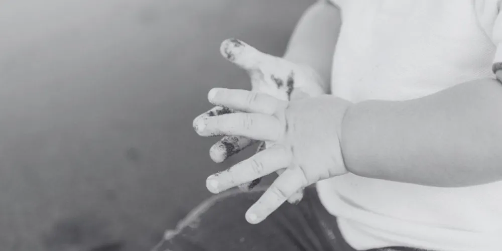 A criança foi encontrada ferida por policiais