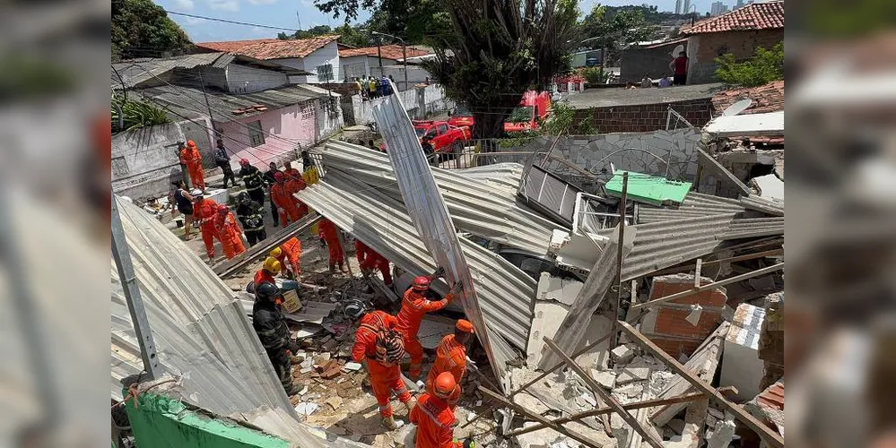 Há a suspeita de que uma possível explosão de um botijão de gás tenha sido a causadora do desabamento