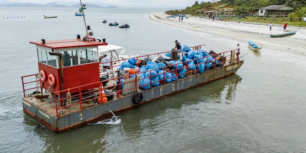 A Portos do Paraná apoiou a iniciativa, criada pela própria comunidade, fornecendo embarcação, luvas, sacolas e sacochilas para os voluntários