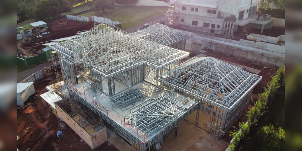 O Steel Frame utiliza a estrutura em aço galvanizado e o fechamento das paredes acontece com placas
