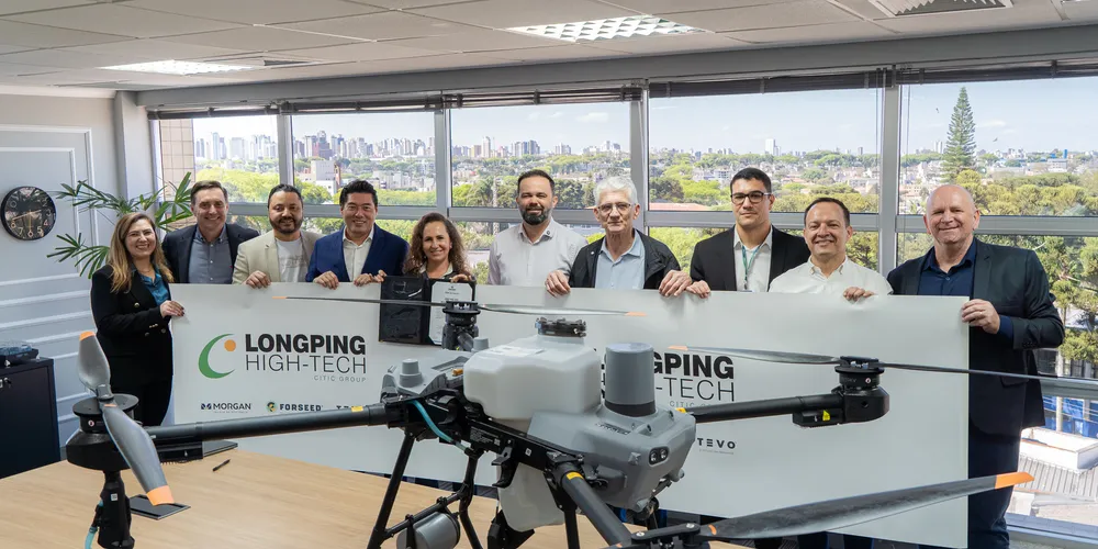 Lideranças do Estado estiveram presentes durante a entrega do equipamento ao colégio