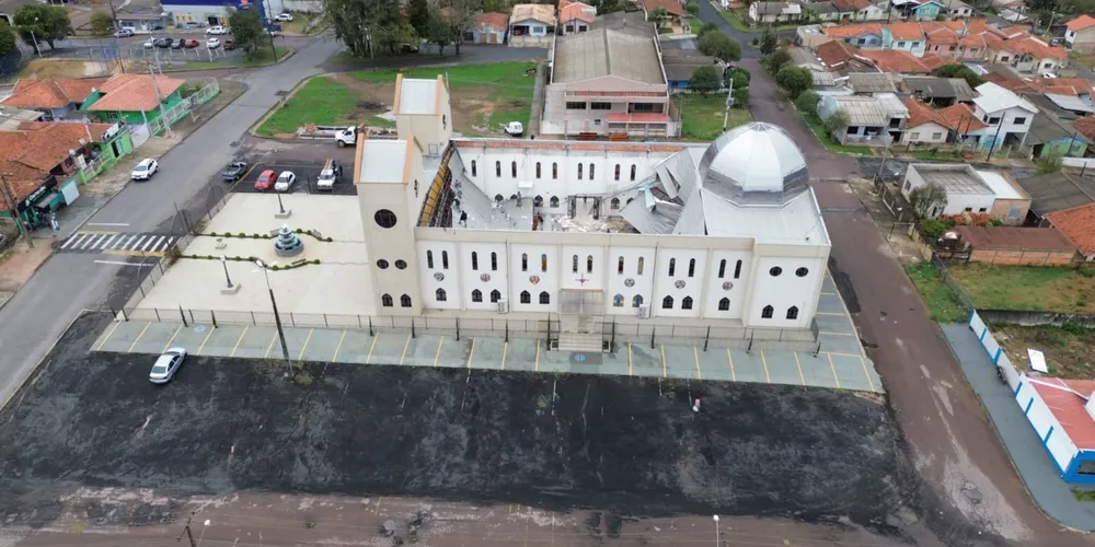 Estrutura da igreja foi recentemente danificada após a chuva de granizo