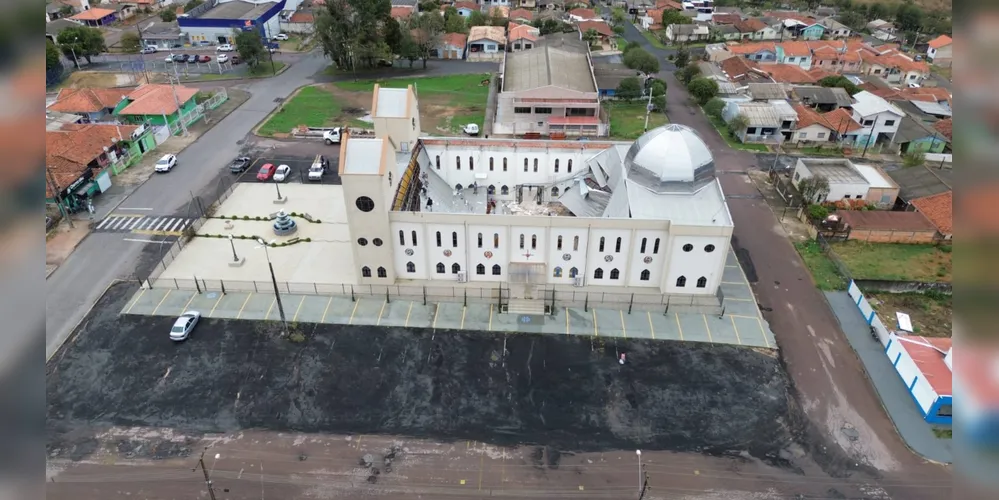 Estrutura da igreja foi recentemente danificada após a chuva de granizo