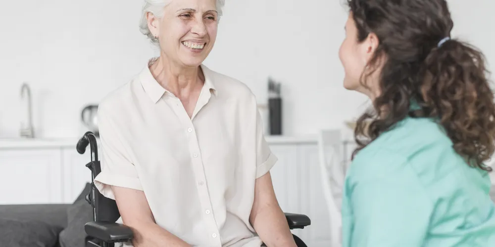 São mais de 300 vagas nesta segunda-feira (6); entre elas, está a de Cuidador(a) de Idoso