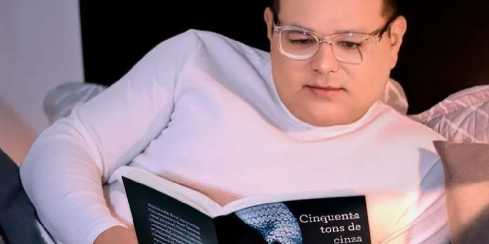 Chrystophe Divino (União Brasil) posta foto lendo o livro “50 Tons de cinza”