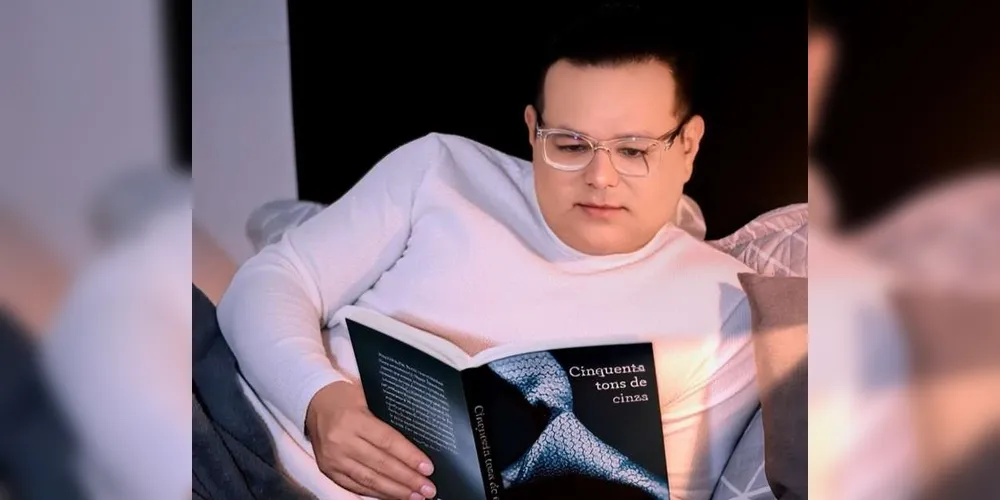 Chrystophe Divino (União Brasil) posta foto lendo o livro “50 Tons de cinza”