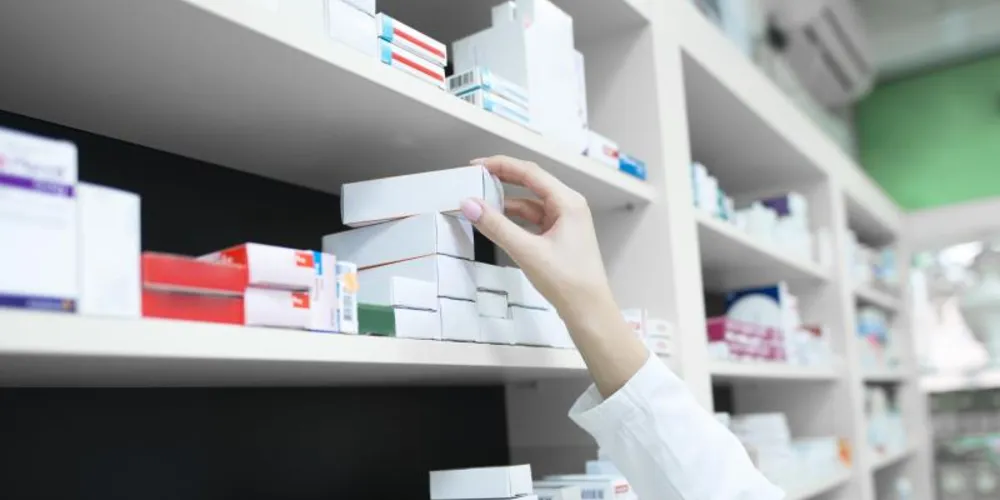 O texto ainda exige a presença de um farmacêutico durante todo o horário de funcionamento