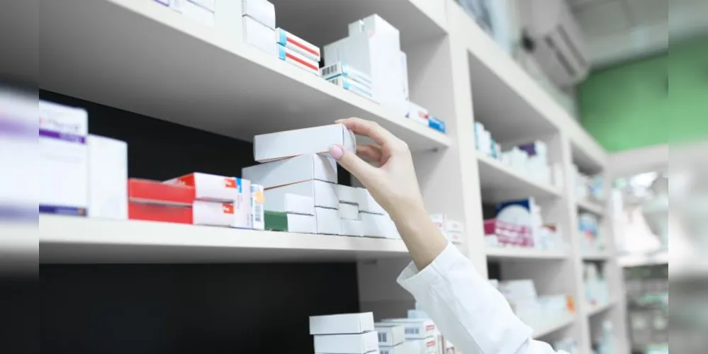 O texto ainda exige a presença de um farmacêutico durante todo o horário de funcionamento