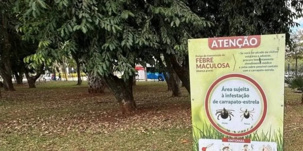 Placas alertam sobre risco da presença do carrapato-estrela, em Piracicaba, no interior de São Paulo