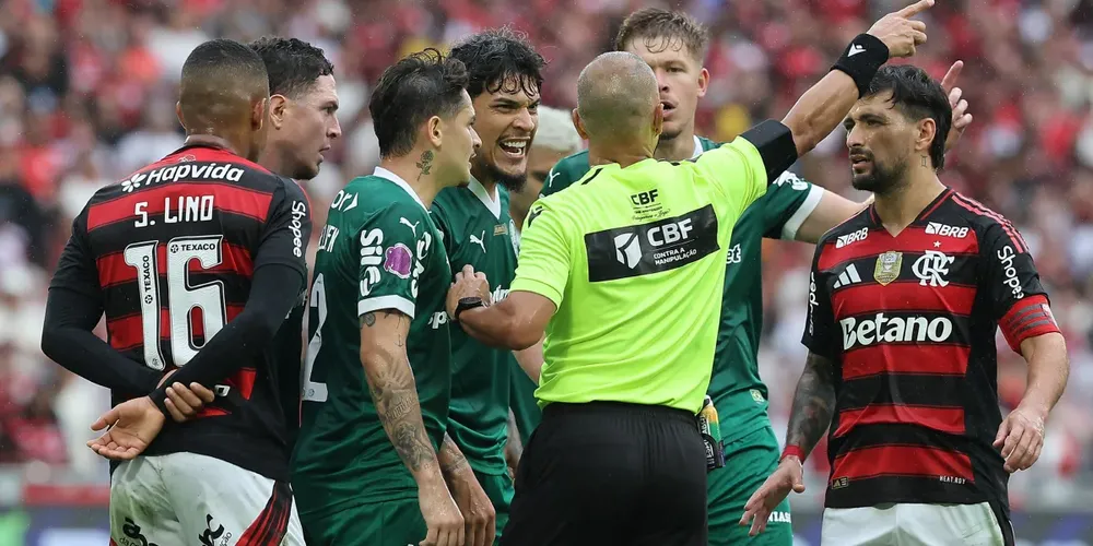 Os atletas se envolveram em discussões na partida entre Flamengo e Palmeiras