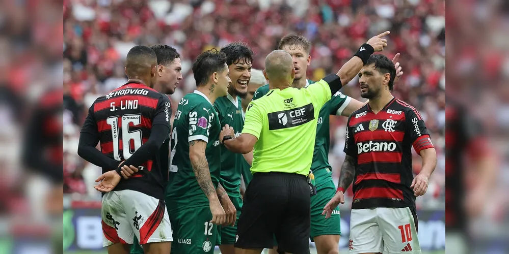 Os atletas se envolveram em discussões na partida entre Flamengo e Palmeiras
