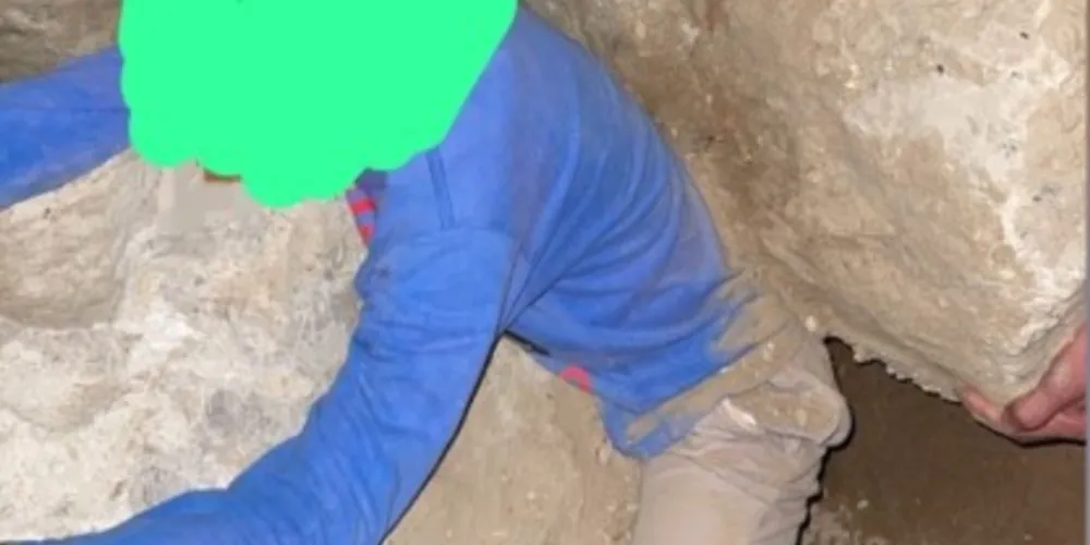 A criança ficou com os membros inferiores presos entre as pilastras de fundação