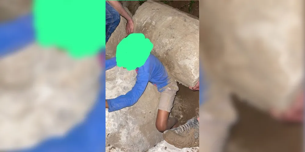 A criança ficou com os membros inferiores presos entre as pilastras de fundação