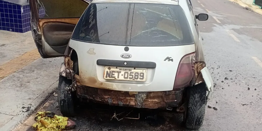 Veículo ficou parcialmente destruído com as chamas