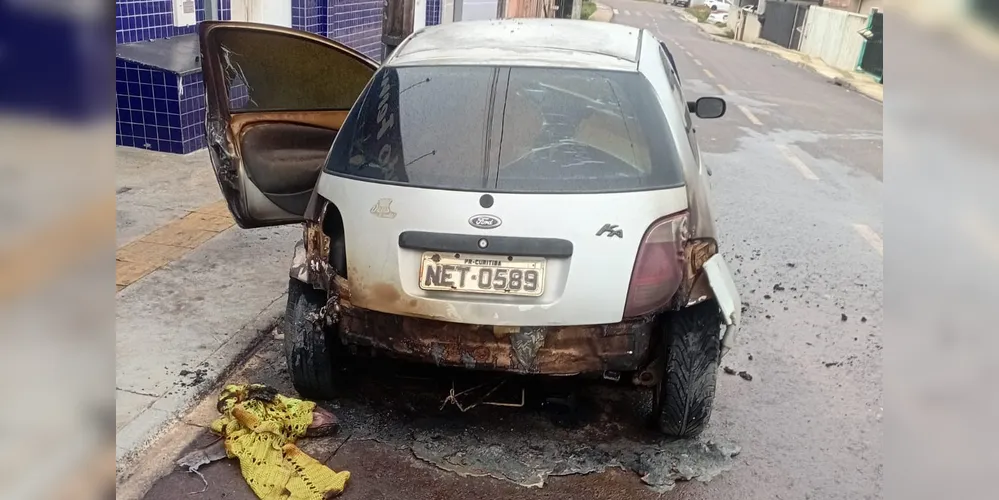 Veículo ficou parcialmente destruído com as chamas