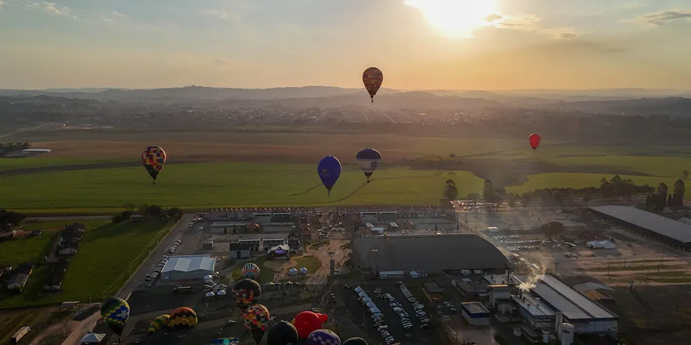 A cerimônia oficial de abertura aconteceu no Castrolanda Expo Center, palco do evento até o domingo (14)
