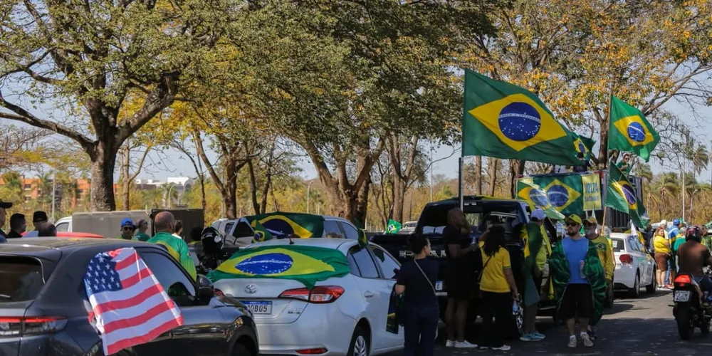 Apoiadores do ex-presidente reunidos em manifestação