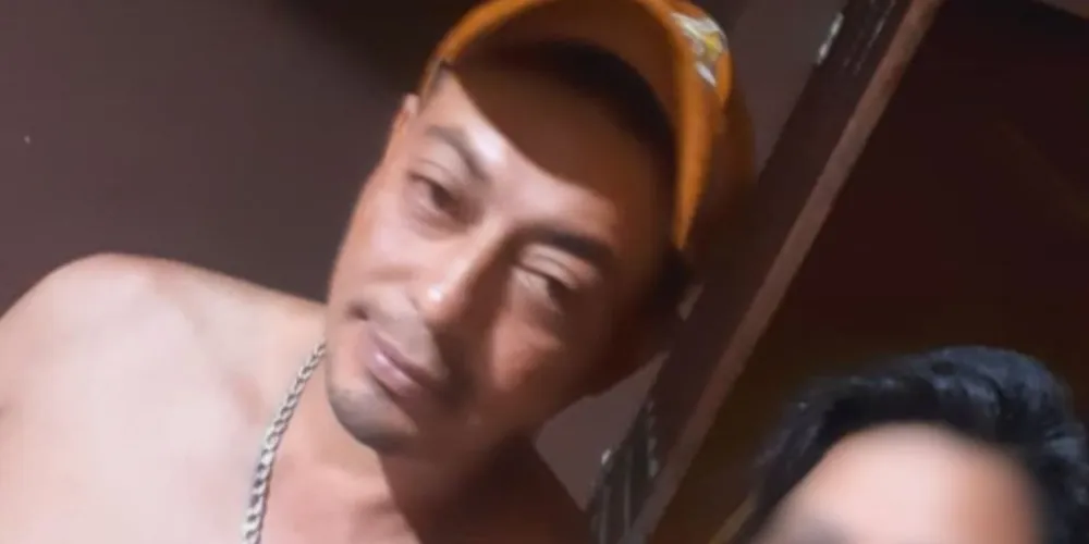 Frentista realizava um serviço no caminhão quando foi atingido pela caçamba basculante