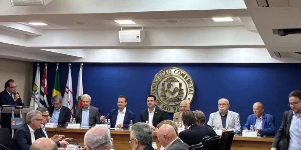 Gilberto Kassab e Ratinho Jr. (ambos ao centro da imagem) participam de evento na ACSP