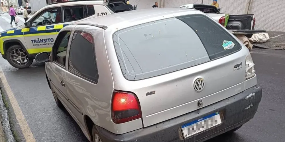 Condutor parou com o carro na via no Centro da cidade