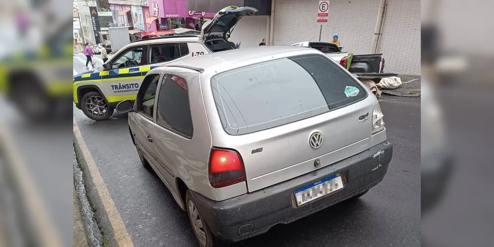 Condutor parou com o carro na via no Centro da cidade