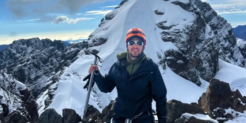 Registro de Gustavo escalando uma montanha