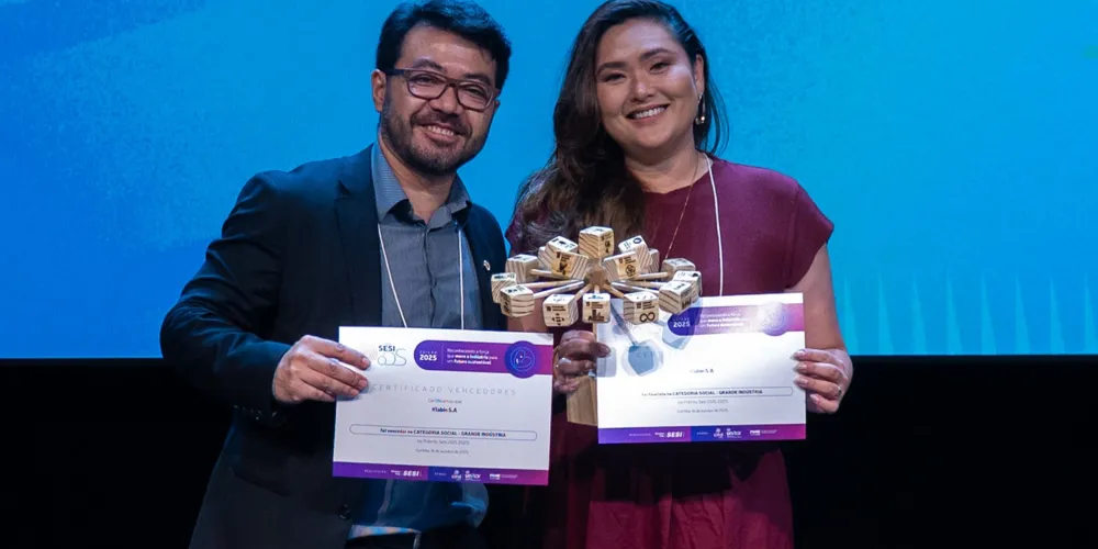 Fernando Mizote, Diretor e Coordenador do Conselho de Responsabilidade Social da Fiep e Maria Harumi, gerente de Responsabilidade Social e Relações com a Comunidade da Klabin durante a premiação Sesi ODS 2025