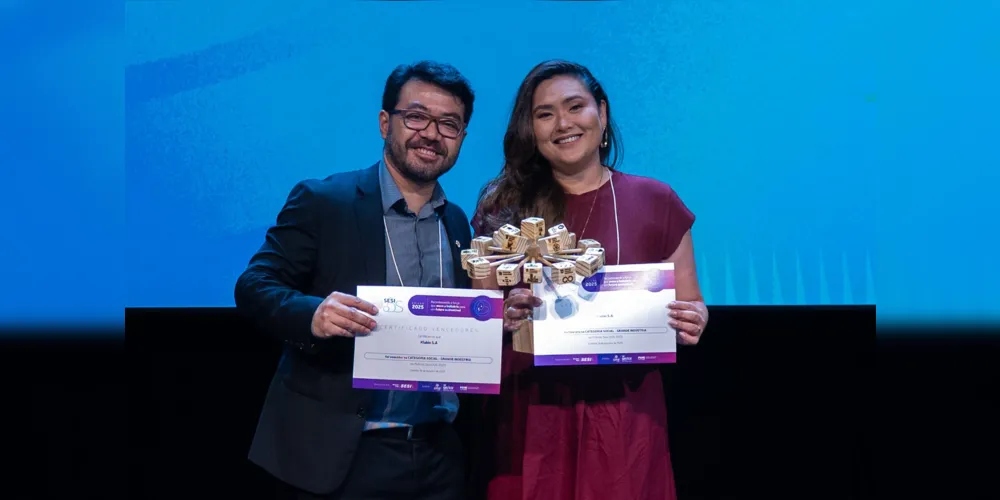 Fernando Mizote, Diretor e Coordenador do Conselho de Responsabilidade Social da Fiep e Maria Harumi, gerente de Responsabilidade Social e Relações com a Comunidade da Klabin durante a premiação Sesi ODS 2025