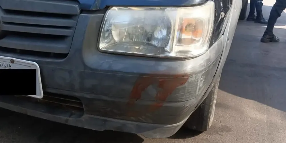 O carro ficou marcado pelo sangue da mãe após o filho passar com o veículo por cima dela