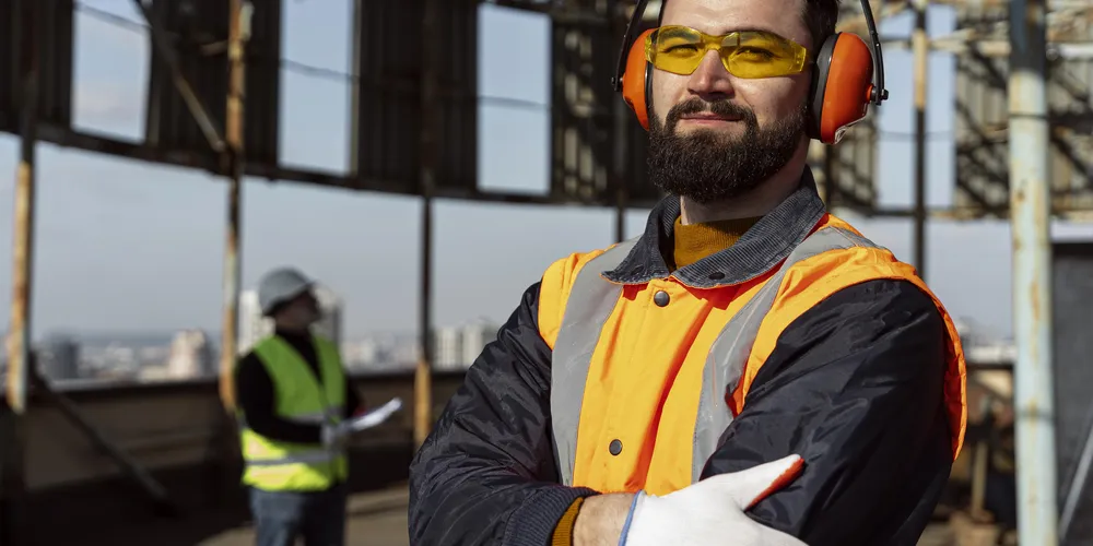 Na imagem é possível ver um trabalhador utilizando vários equipamentos de segurança durante o trabalho