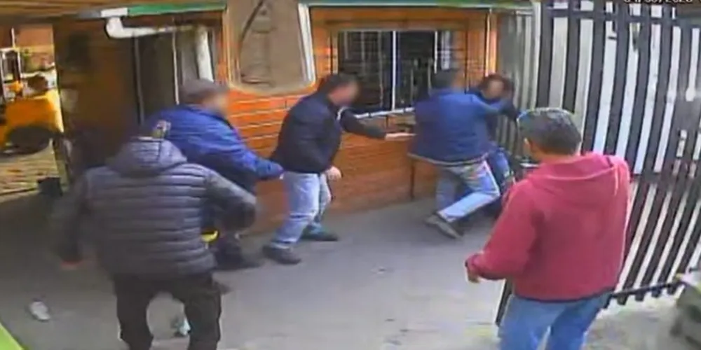 Câmera de segurança captura momento em que homem é imobilizado