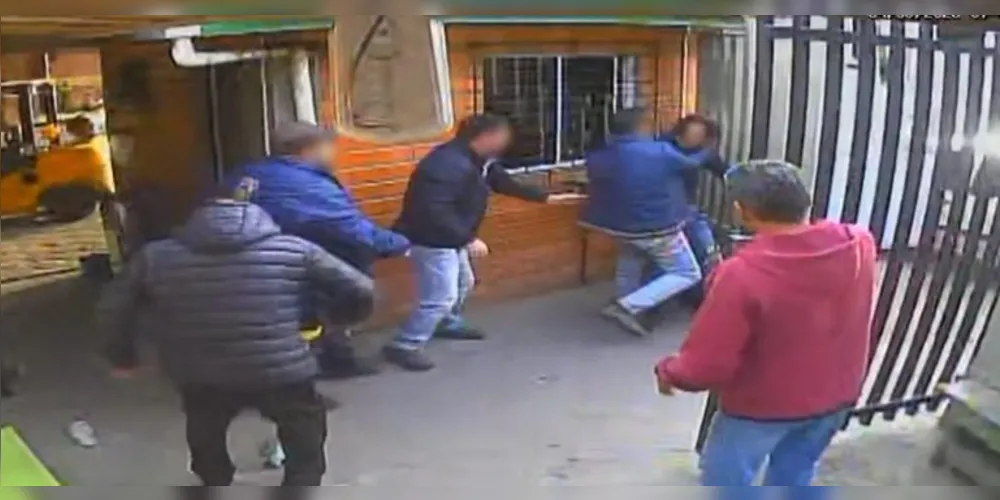Câmera de segurança captura momento em que homem é imobilizado