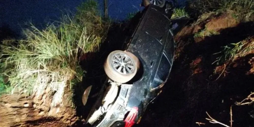 O carro parou inclinado em um barranco