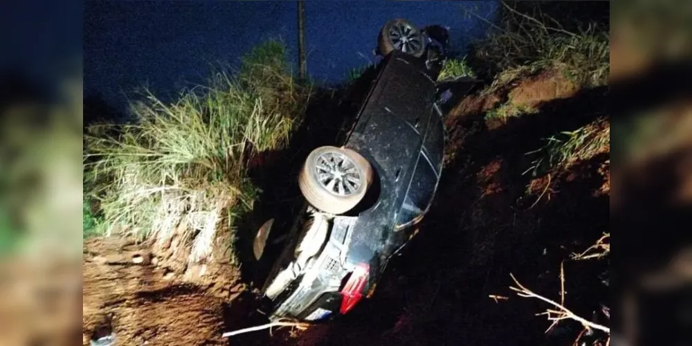 O carro parou inclinado em um barranco