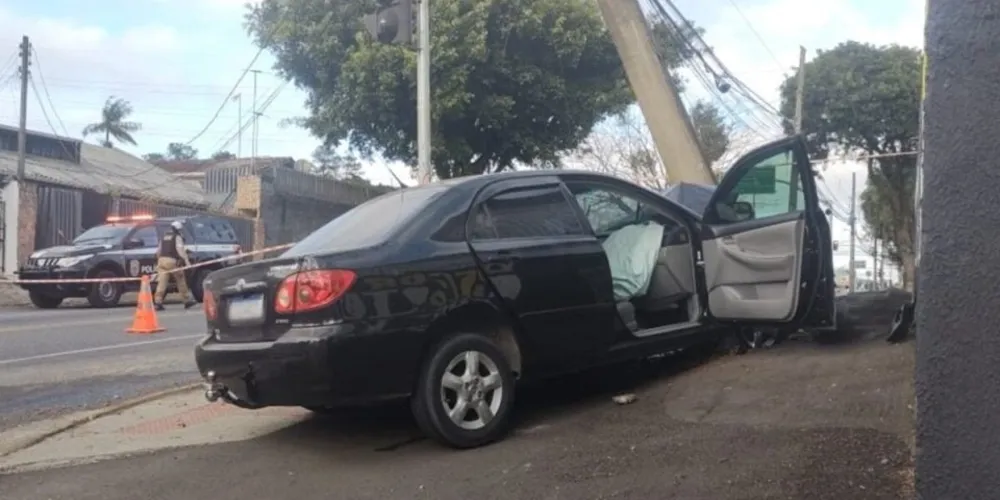 Por conta do acidente, o poste ficou inclinado e parte da região está sem energia elétrica