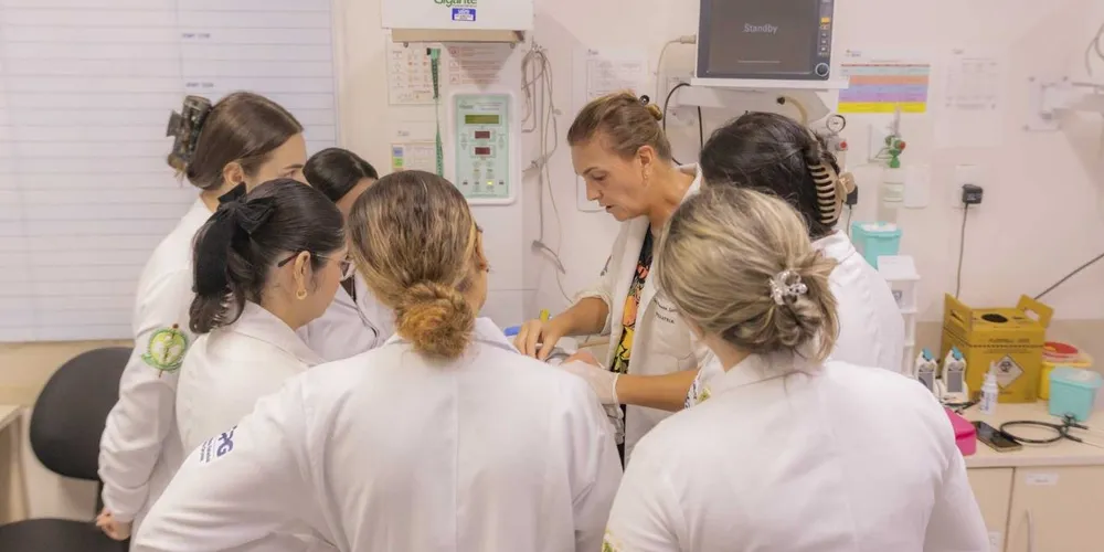 Professora e alunas em curso de medicina