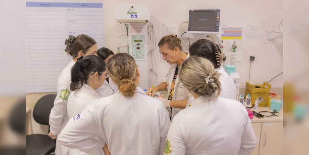 Professora e alunas em curso de medicina