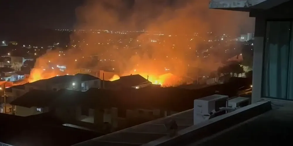 Em alguns vídeos encaminhados ao Portal aRede, é possível ver a dimensão das chamas.