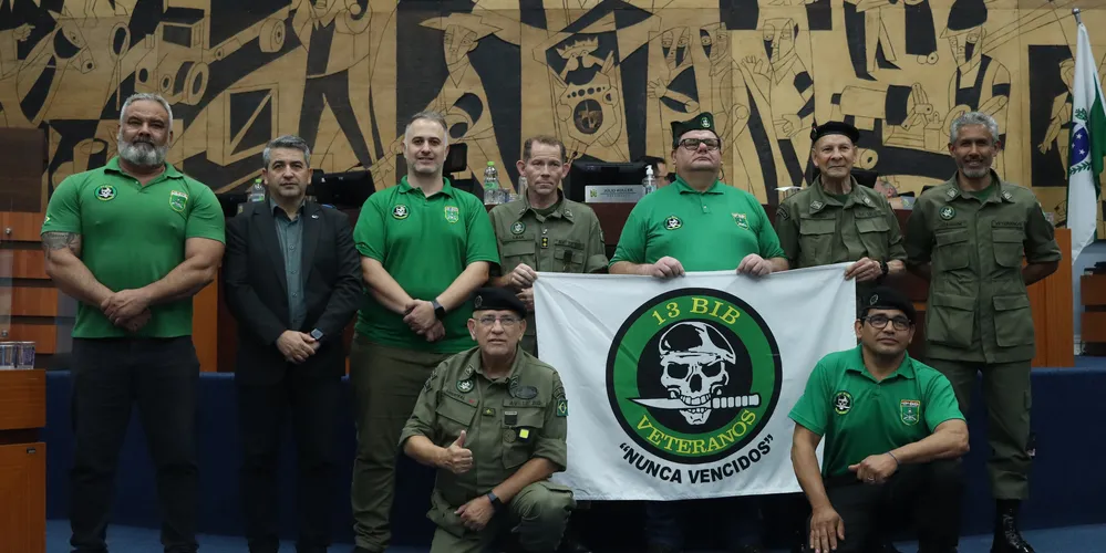Membros da Associação de Veteranos do 13º Batalhão de Infantaria Blindado e o vereador Pastor Ezequiel (DC)