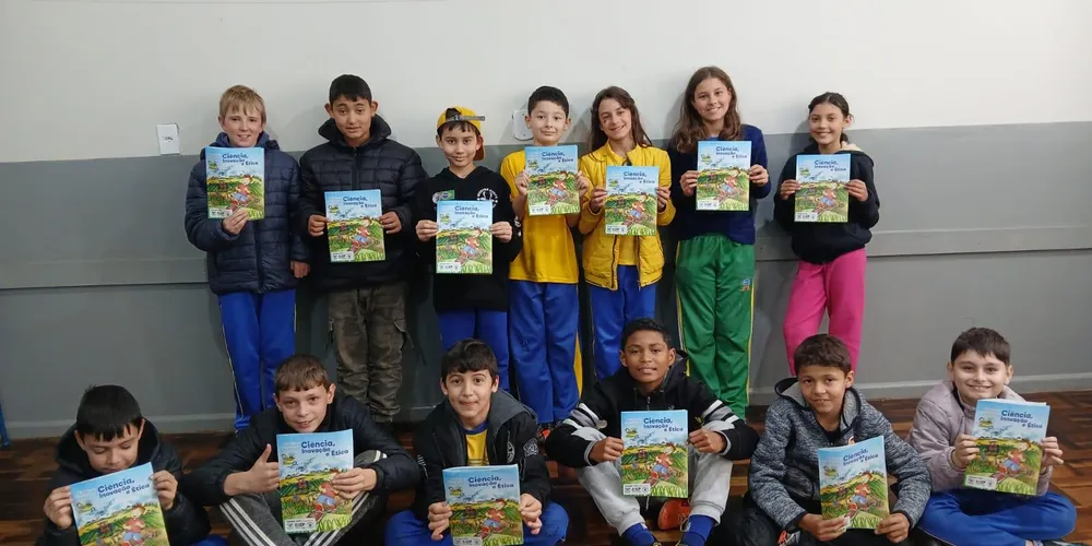 A proposta envolveu leituras individuais e coletivas, pesquisas, desenhos, jogos e produções textuais