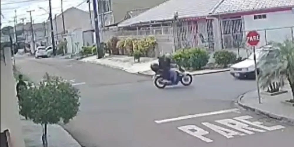 A moto e o carro trafegavam pela rua Dr. Galeno de Brito quando bateram de frente