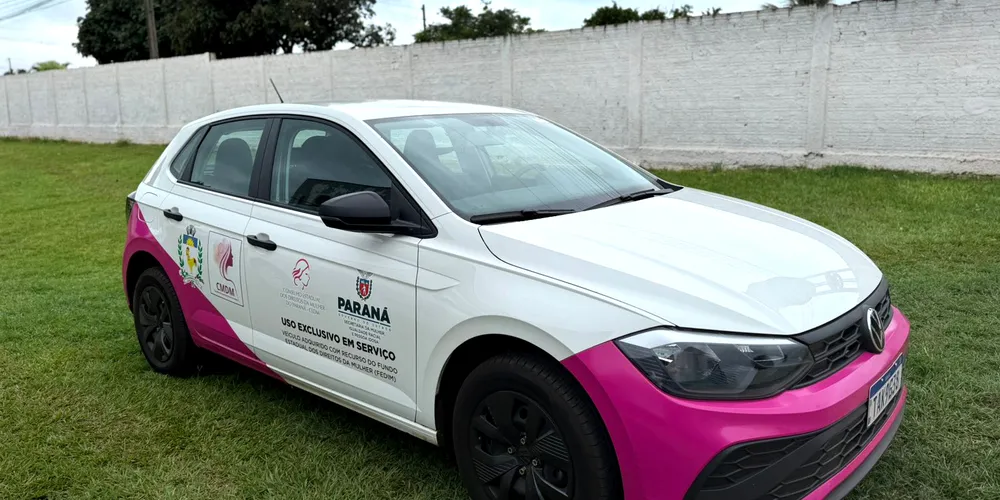Um exemplo de 'carro da mulher', com as cores branca e rosa, características do veículo